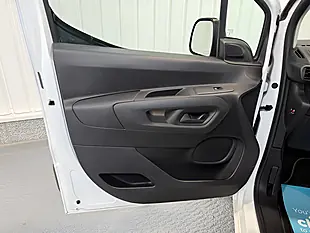 Used 2022 Toyota Proace City Active Vivid White - Interior and Exterior details 12