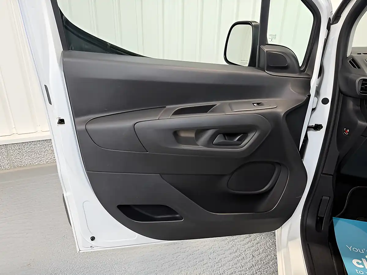 Used 2022 Toyota Proace City Active Vivid White - Interior and Exterior details 12