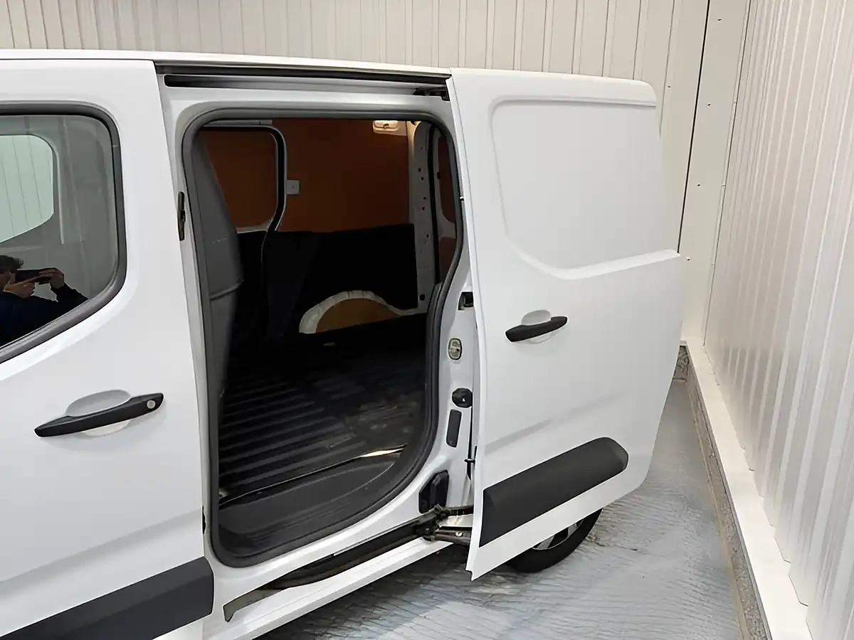 Used 2022 Toyota Proace City Active Vivid White - Interior and Exterior details 4
