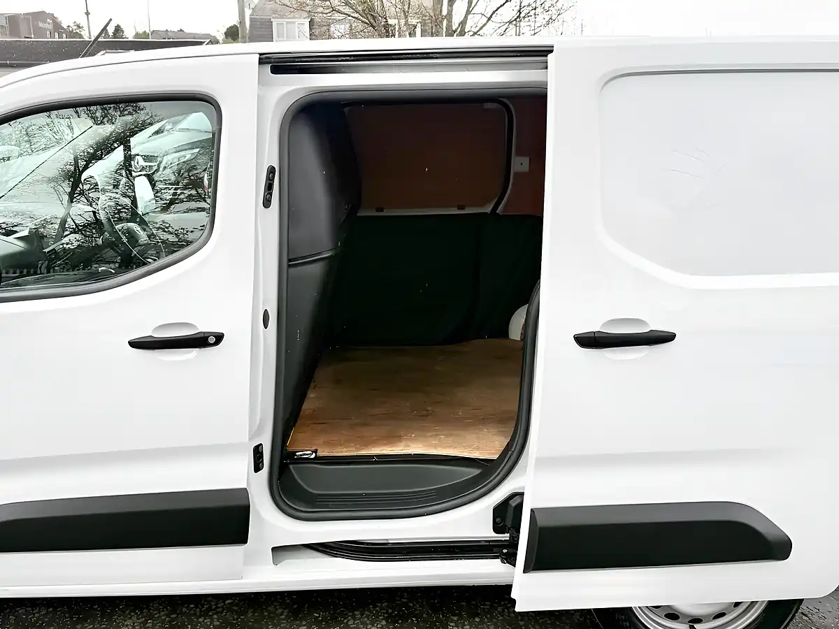 Used 2022 Toyota Proace City Active Vivid White - Interior and Exterior details 13