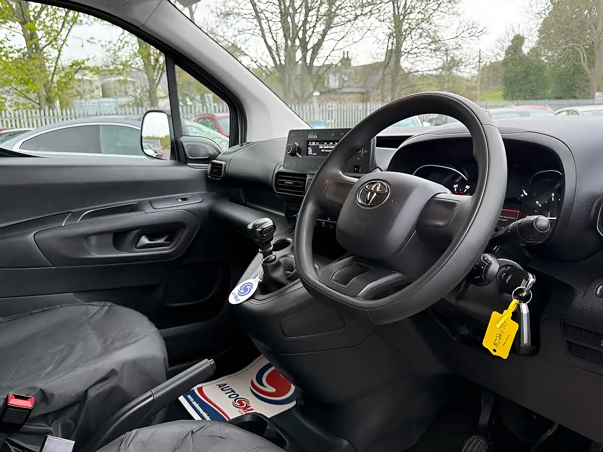 Used 2022 Toyota Proace City Active Vivid White - Interior and Exterior details 15