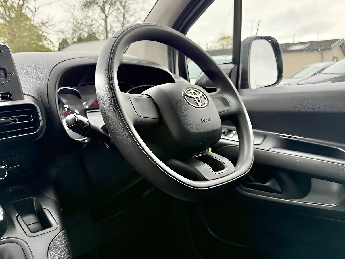 Used 2022 Toyota Proace City Active Vivid White - Interior and Exterior details 19