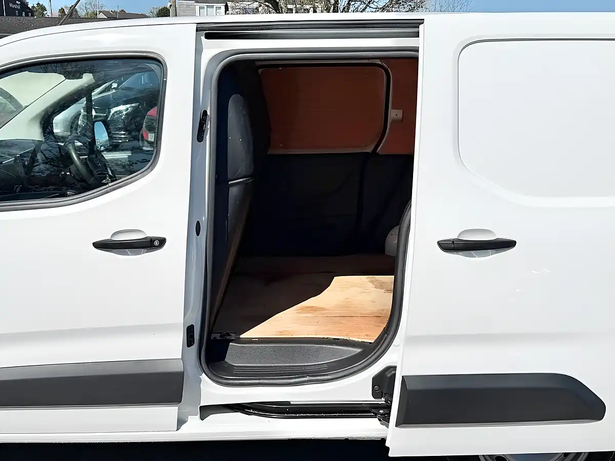 Used 2022 Toyota Proace City Active Vivid White - Interior and Exterior details 13