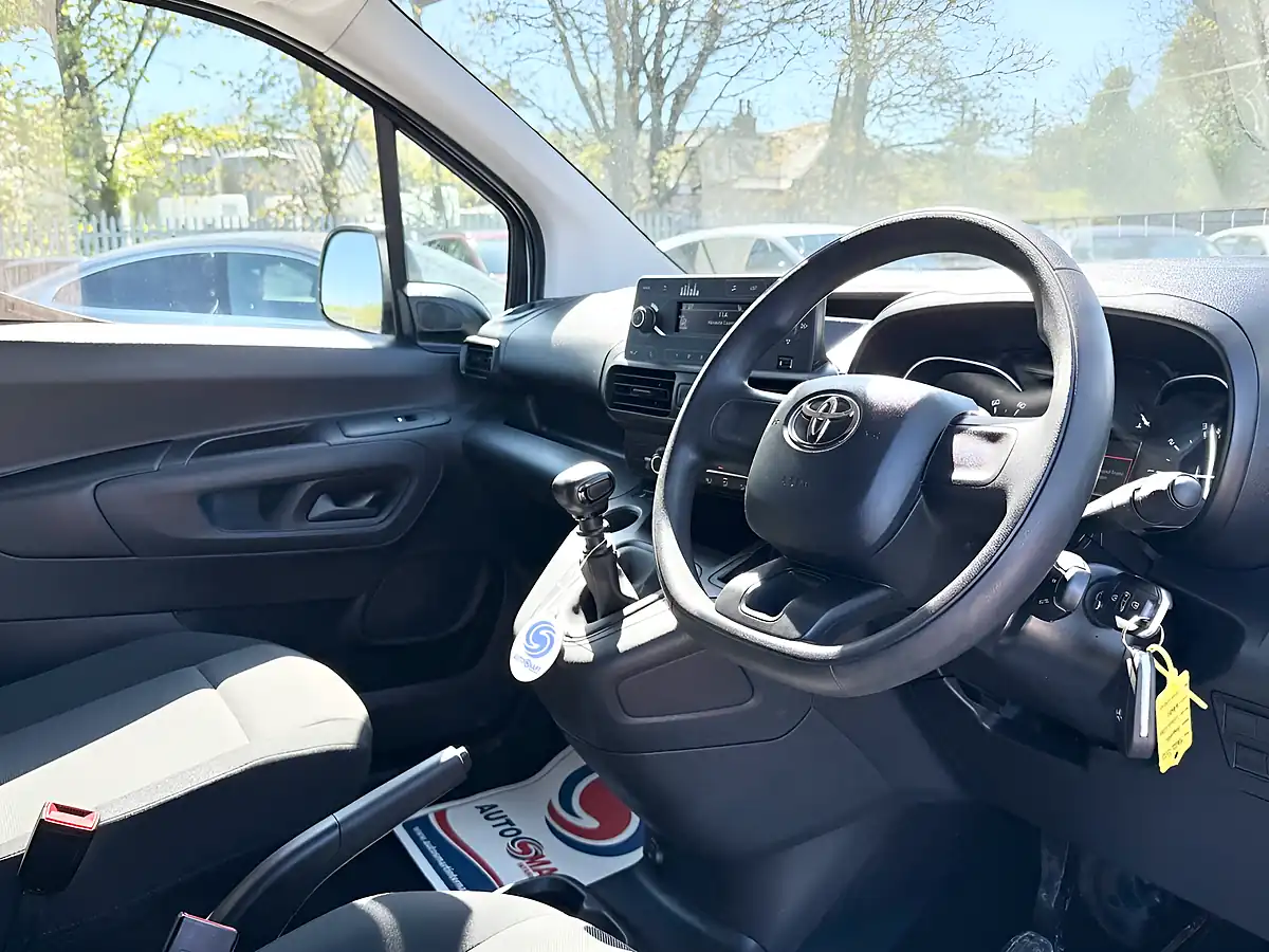 Used 2022 Toyota Proace City Active Vivid White - Interior and Exterior details 15