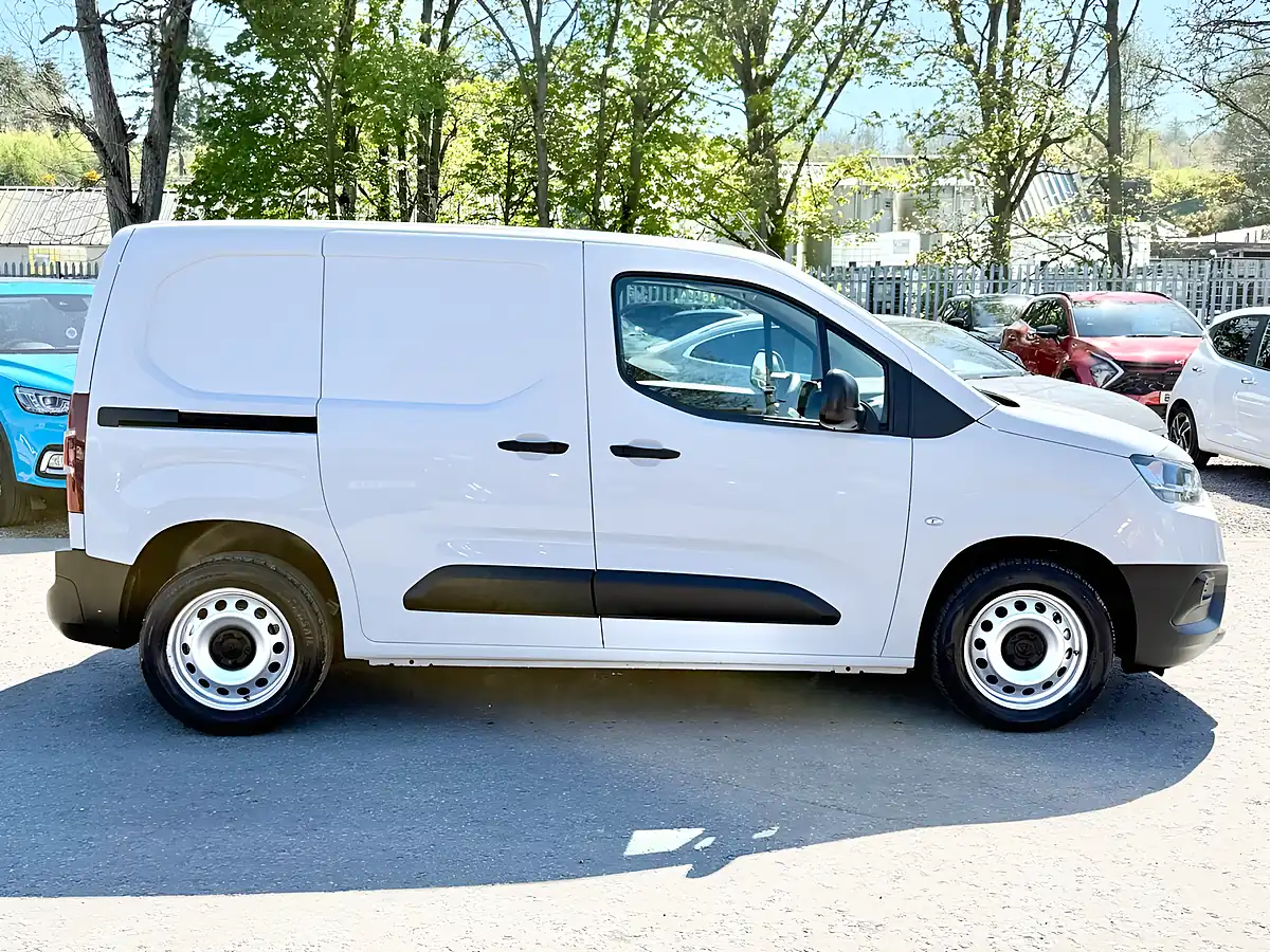 Used 2022 Toyota Proace City Active Vivid White - Interior and Exterior details 4