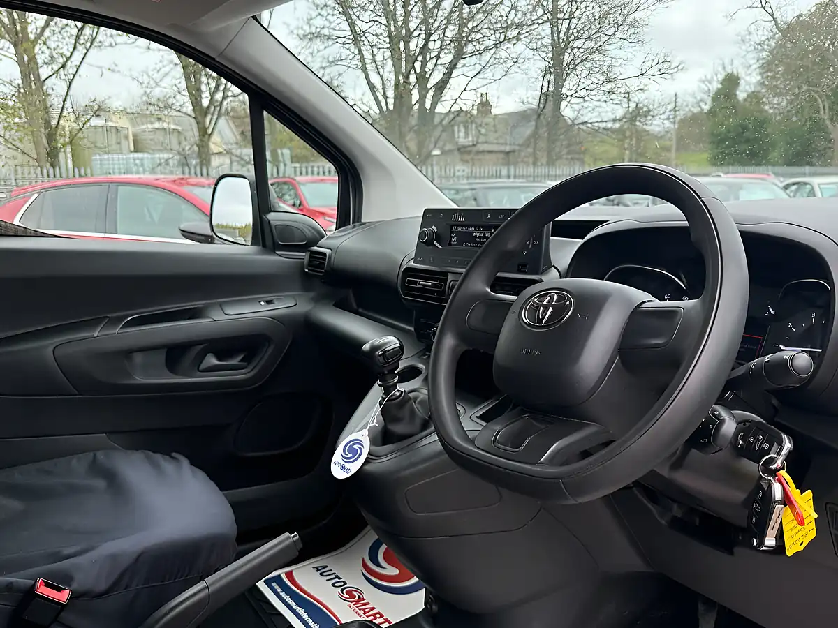 Used 2022 Toyota Proace City Active Vivid White - Interior and Exterior details 13