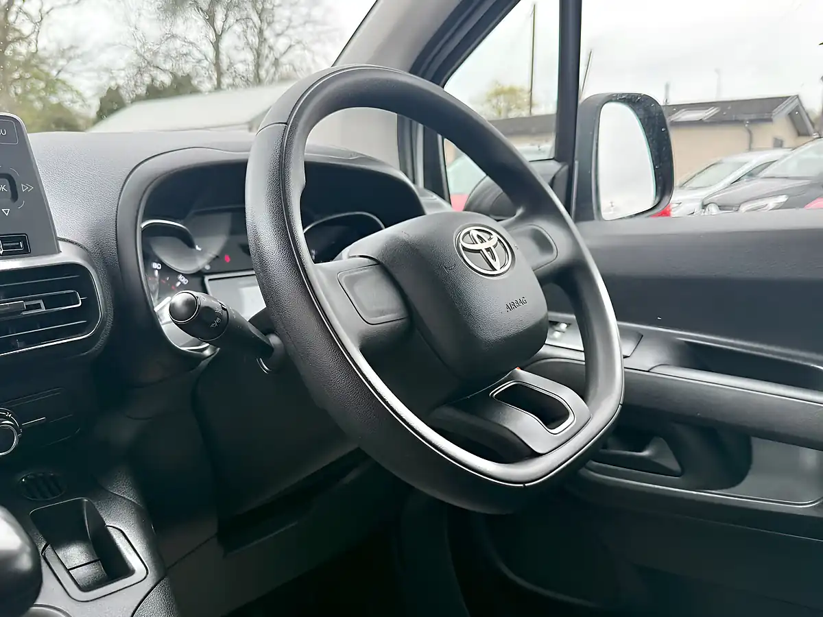 Used 2022 Toyota Proace City Active Vivid White - Interior and Exterior details 18