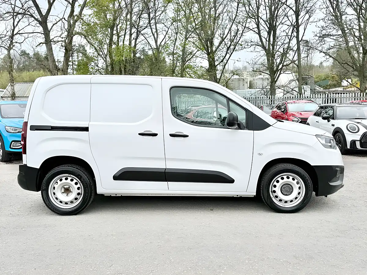Used 2022 Toyota Proace City Active Vivid White - Interior and Exterior details 3