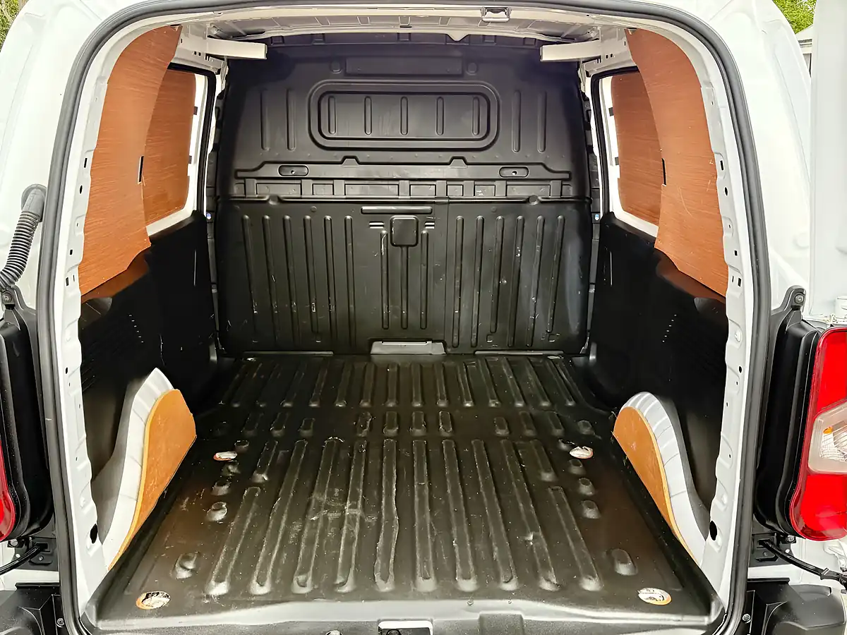 Used 2022 Toyota Proace City Active Vivid White - Interior and Exterior details 12