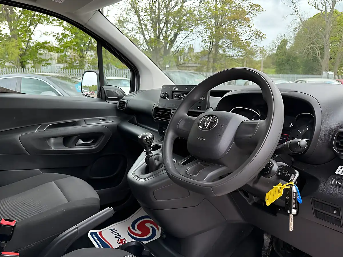Used 2022 Toyota Proace City Active Vivid White - Interior and Exterior details 14