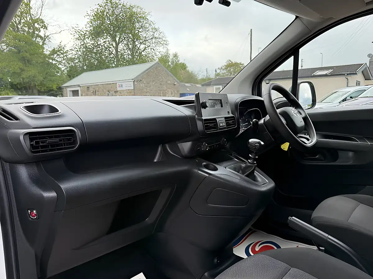 Used 2022 Toyota Proace City Active Vivid White - Interior and Exterior details 15