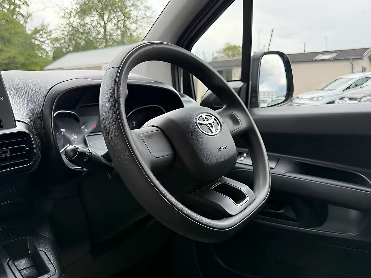 Used 2022 Toyota Proace City Active Vivid White - Interior and Exterior details 18