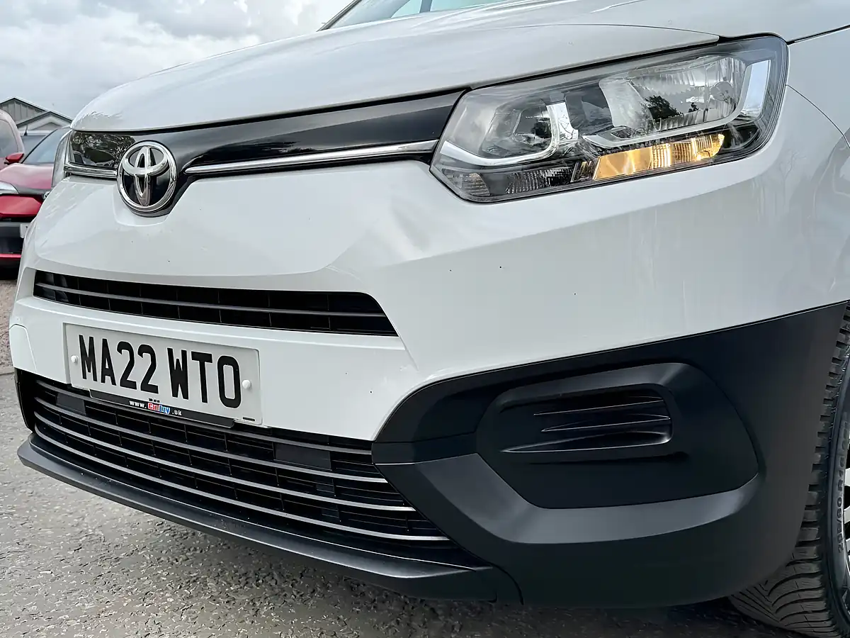 Used 2022 Toyota Proace City Active Vivid White - Interior and Exterior details 8