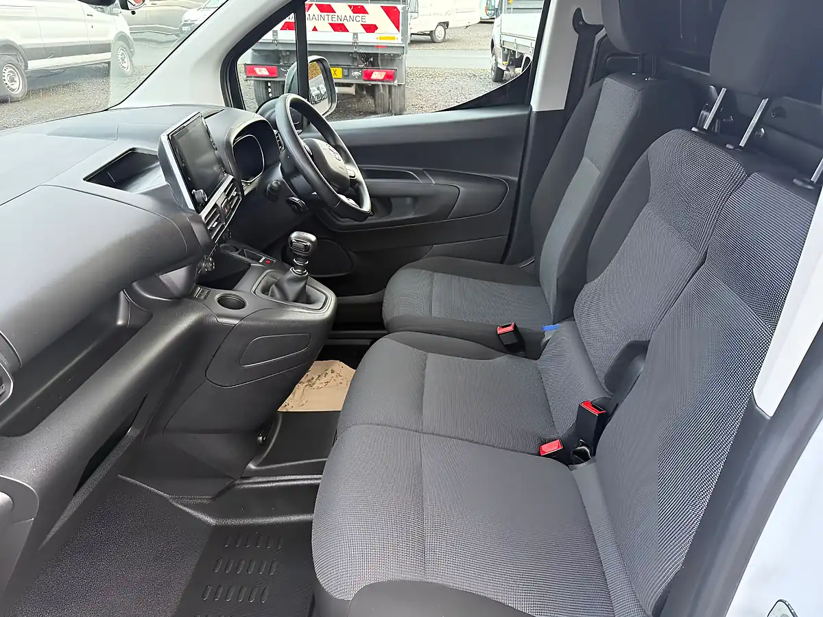 Used 2022 Toyota Proace City Design White - Interior and Exterior details 10