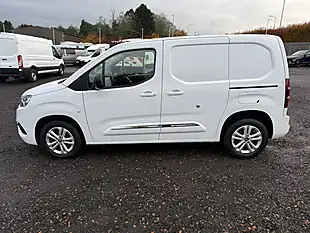 Used 2022 Toyota Proace City Design White - Interior and Exterior details 4