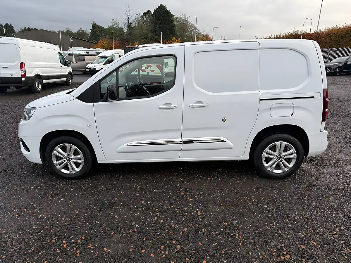 Used 2022 Toyota Proace City Design White - Interior and Exterior details 4