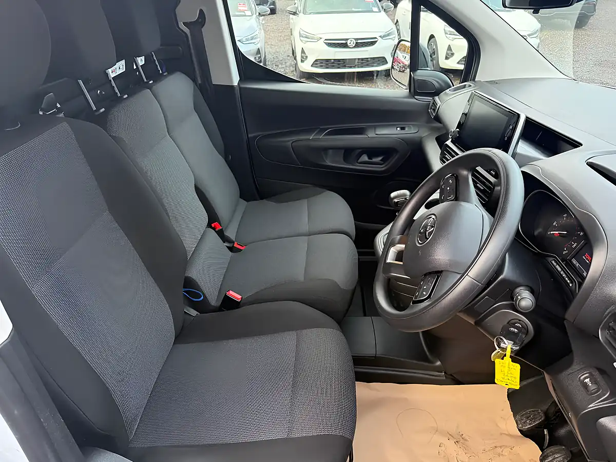 Used 2022 Toyota Proace City Design White - Interior and Exterior details 9