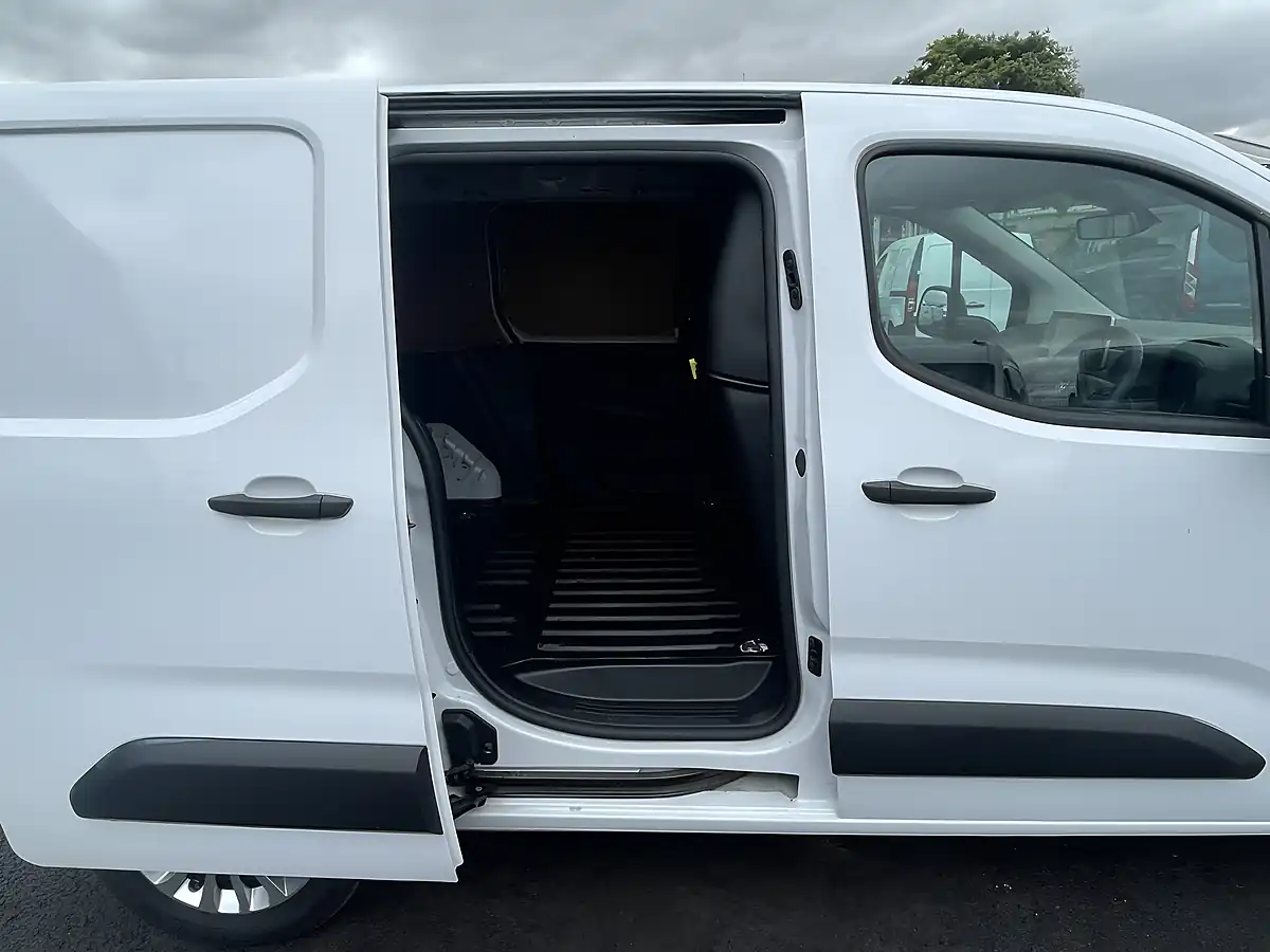 Used 2022 Toyota Proace City Icon White - Interior and Exterior details 12