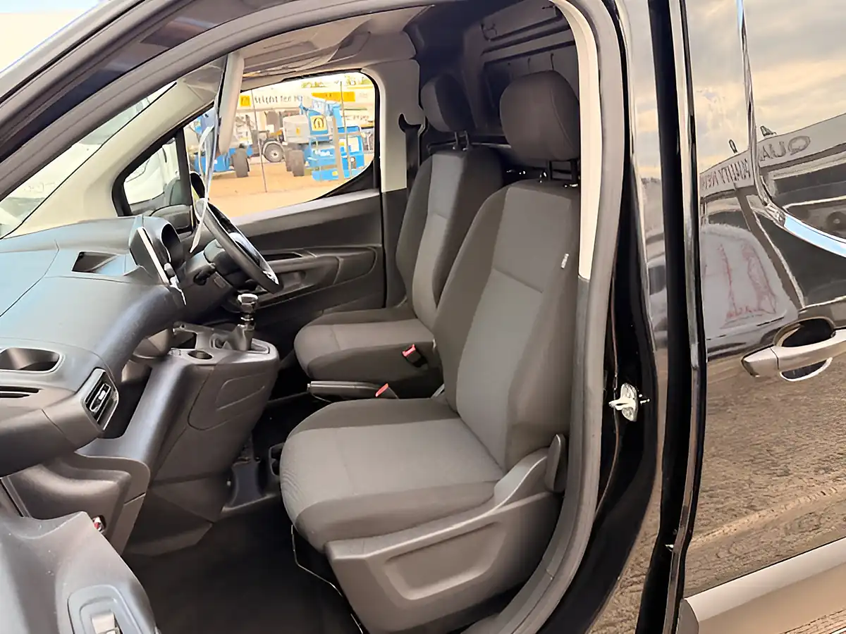 Used 2022 Toyota Proace City Pro Black - Interior and Exterior details 13