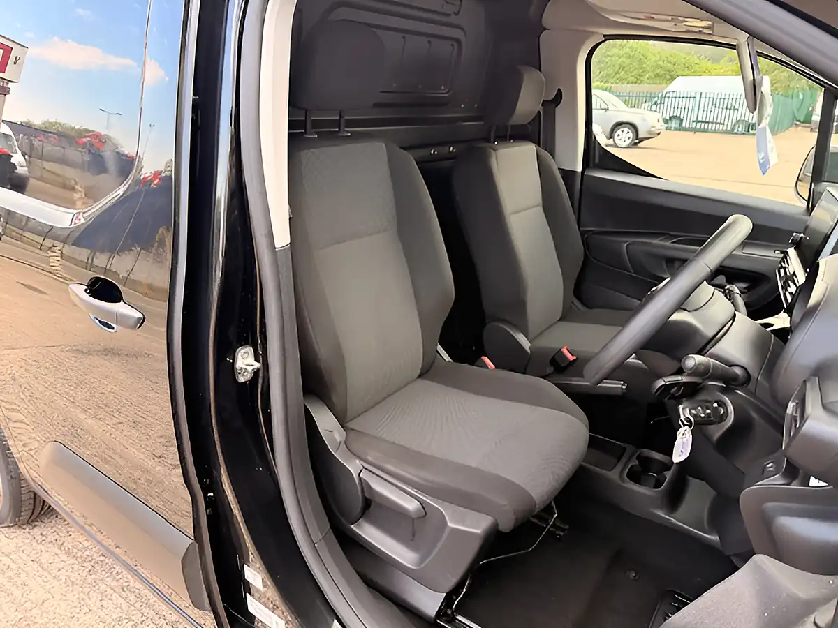 Used 2022 Toyota Proace City Pro Black - Interior and Exterior details 16