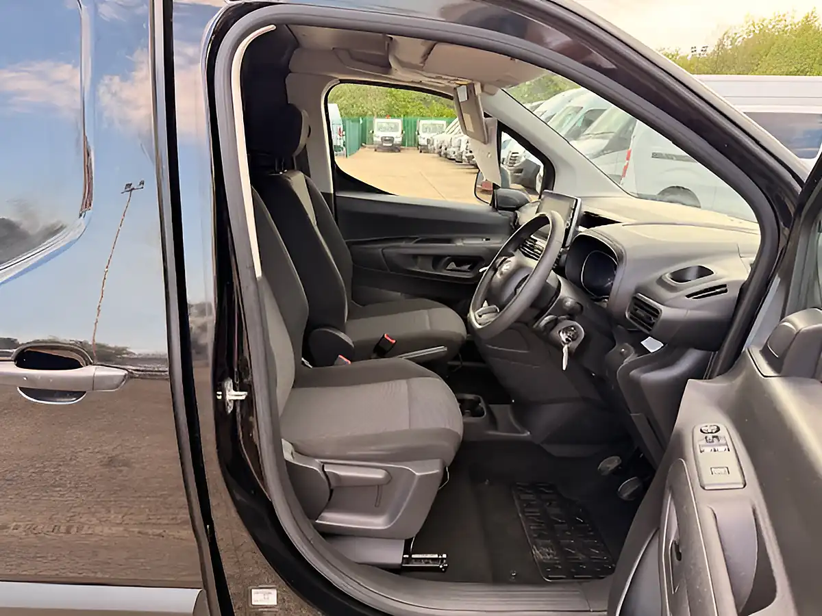 Used 2022 Toyota Proace City Pro Black - Interior and Exterior details 17