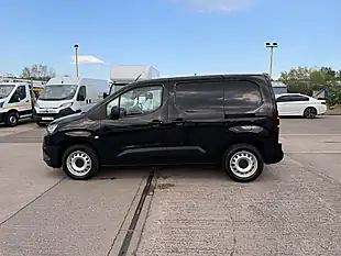 Used 2022 Toyota Proace City Pro Black - Interior and Exterior details 9