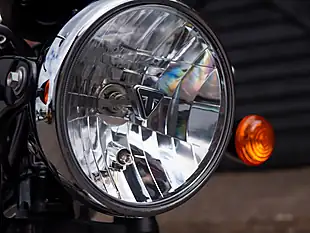 Used 2022 Triumph Bonneville T100 Gold Line Silver Ice / Competition Green - Interior and Exterior details 10