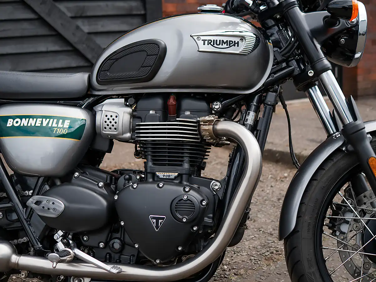 Used 2022 Triumph Bonneville T100 Gold Line Silver Ice / Competition Green - Interior and Exterior details 12