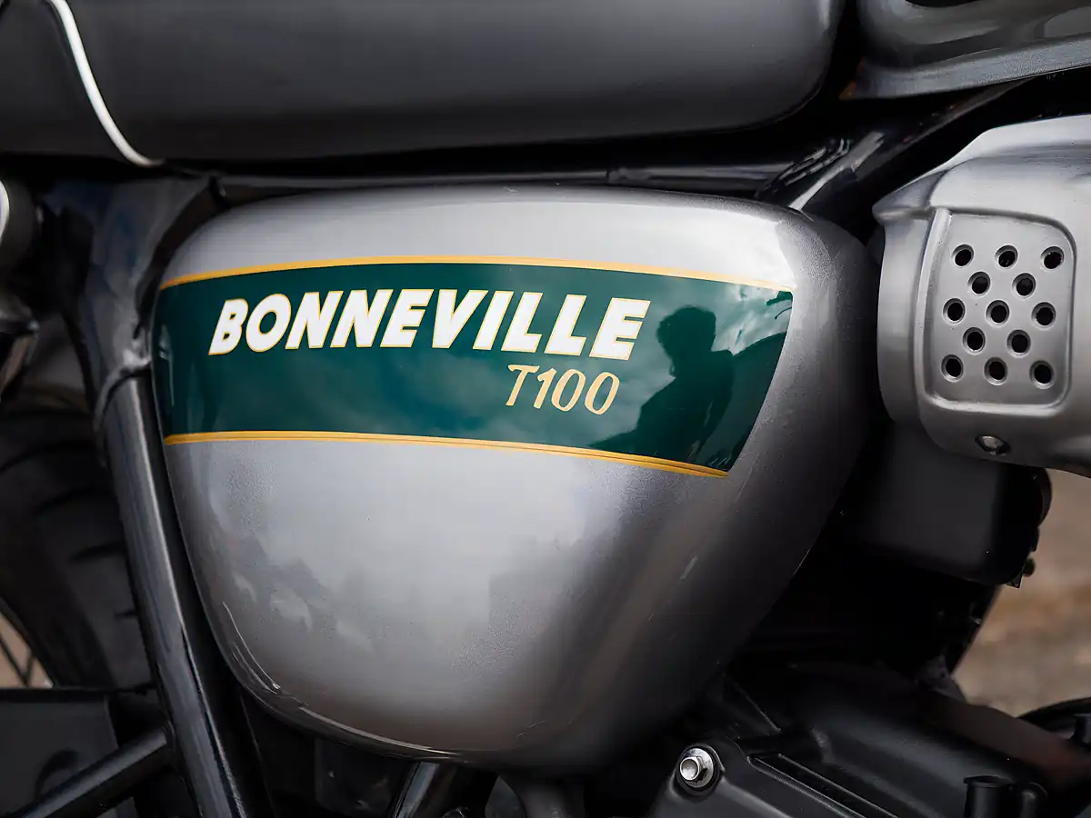 Used 2022 Triumph Bonneville T100 Gold Line Silver Ice / Competition Green - Interior and Exterior details 18