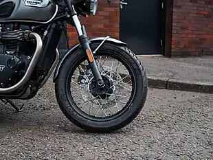 Used 2022 Triumph Bonneville T100 Gold Line Silver Ice / Competition Green - Interior and Exterior details 4