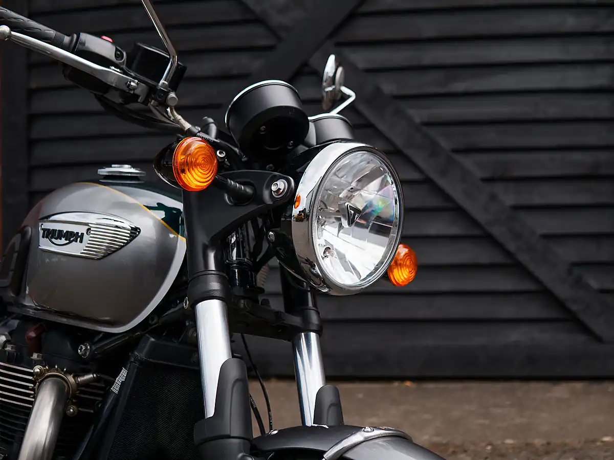 Used 2022 Triumph Bonneville T100 Gold Line Silver Ice / Competition Green - Interior and Exterior details 6