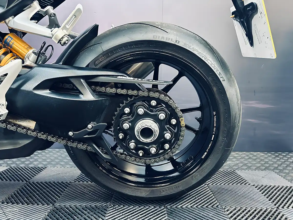 Used 2022 Triumph Speed Triple 1200 Rr White - Interior and Exterior details 18