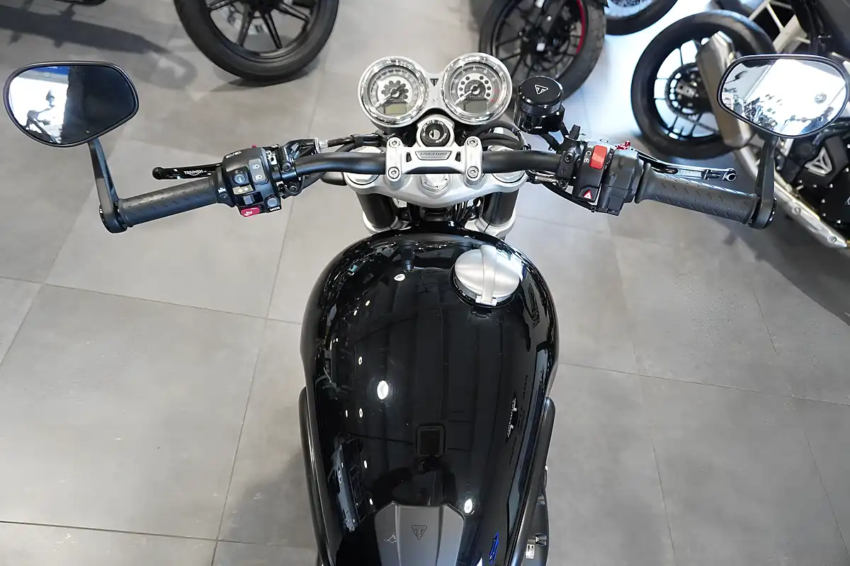 Used 2022 Triumph Speed Twin Black - Interior and Exterior details 7