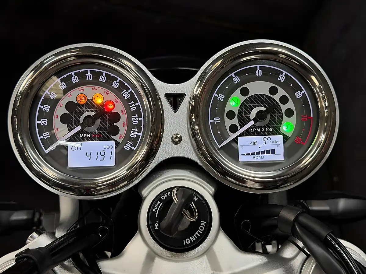 Used 2022 Triumph Speed Twin Red - Interior and Exterior details 3