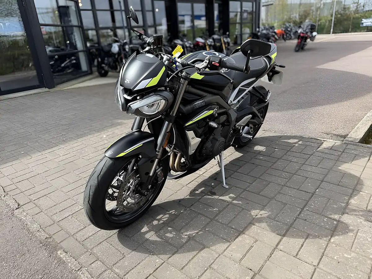 Used 2022 Triumph Street Triple RS Black - Interior and Exterior details 6