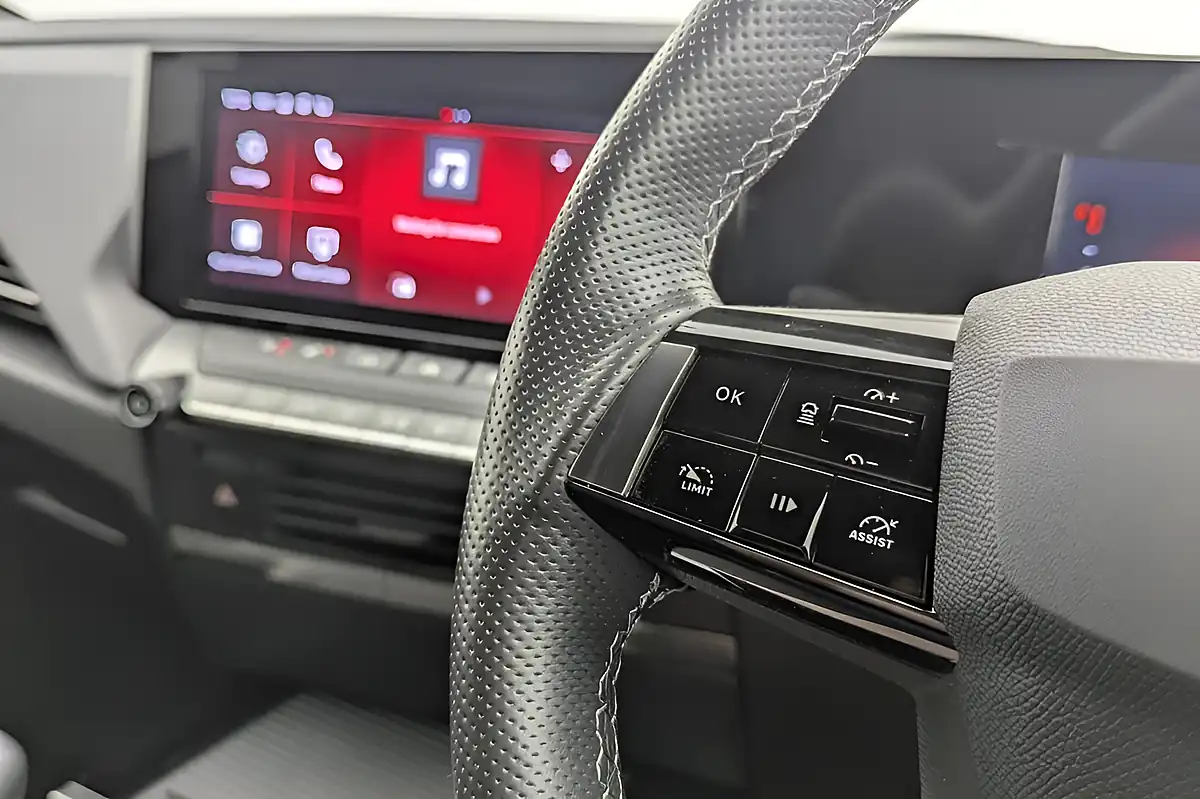 Used 2022 Vauxhall Astra Gs Line White - Interior and Exterior details 14