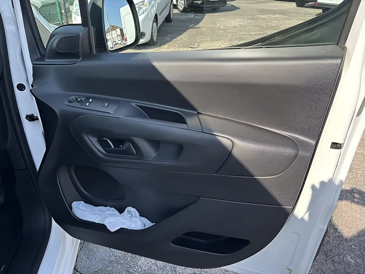 Used 2022 Vauxhall Combo 2000 Edition White - Interior and Exterior details 11