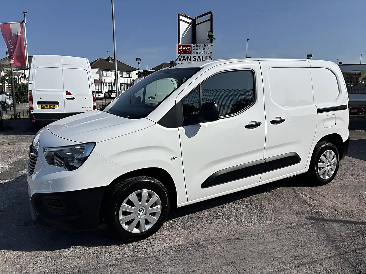 Used 2022 Vauxhall Combo 2000 Edition White - Interior and Exterior details 7