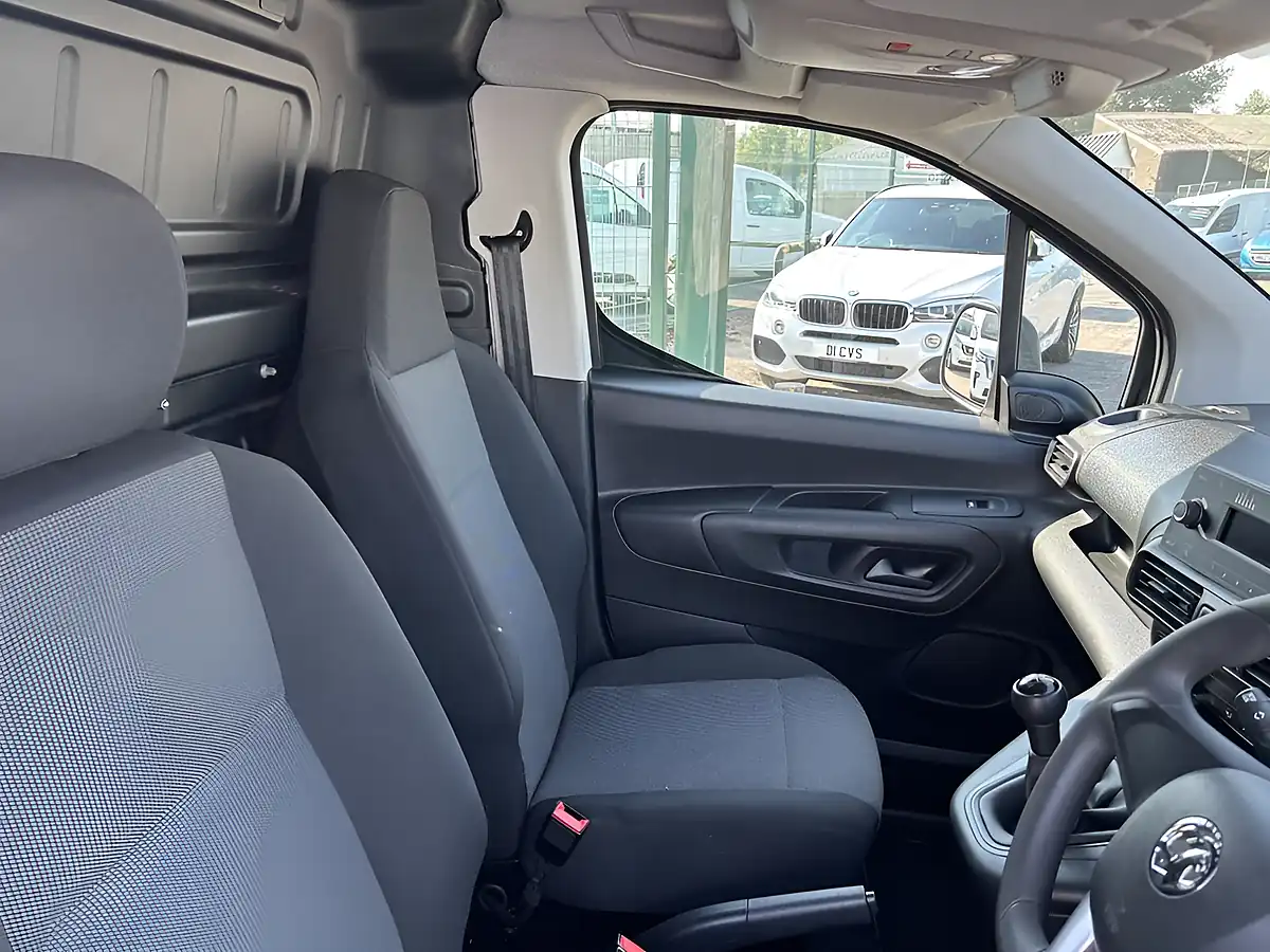 Used 2022 Vauxhall Combo 2000 Edition White - Interior and Exterior details 8