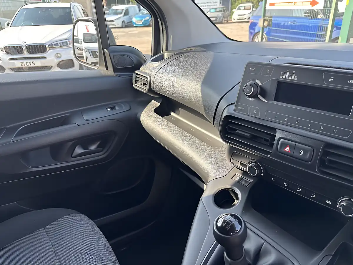 Used 2022 Vauxhall Combo 2000 Edition White - Interior and Exterior details 9