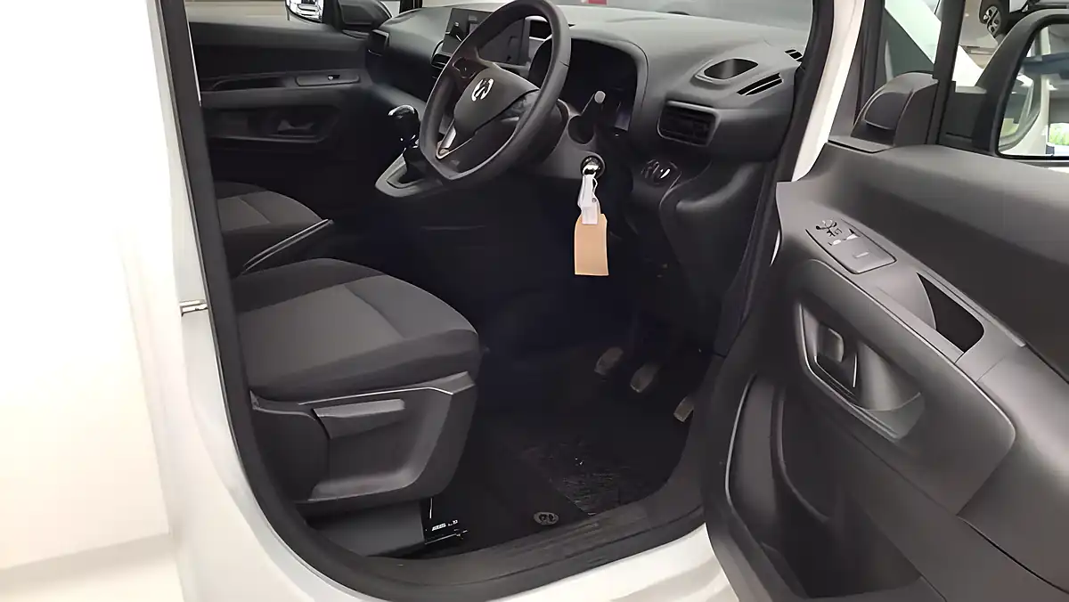 Used 2022 Vauxhall Combo Dynamic White - Interior and Exterior details 9