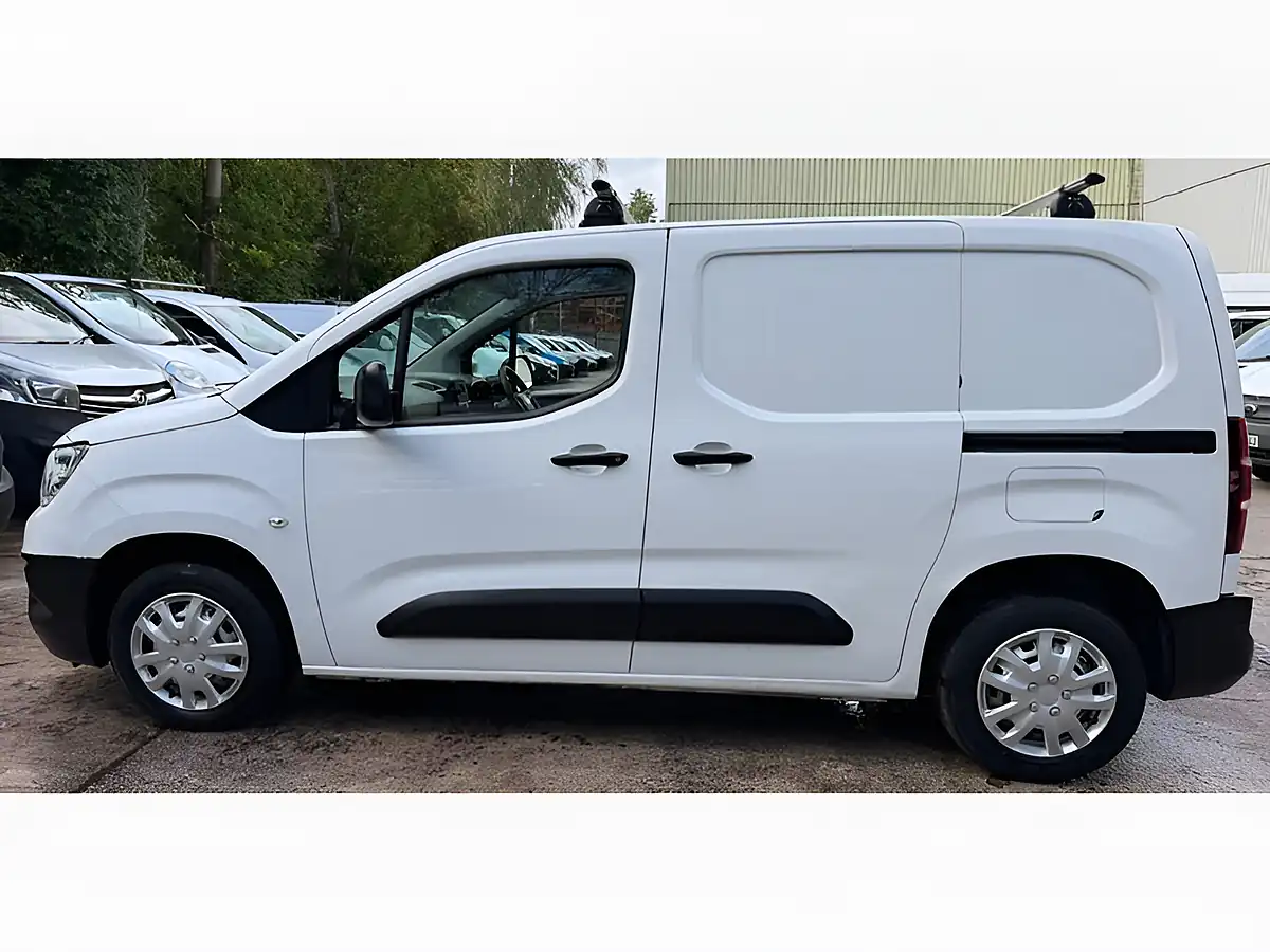 Used 2022 Vauxhall Combo Dynamic White - Interior and Exterior details 11