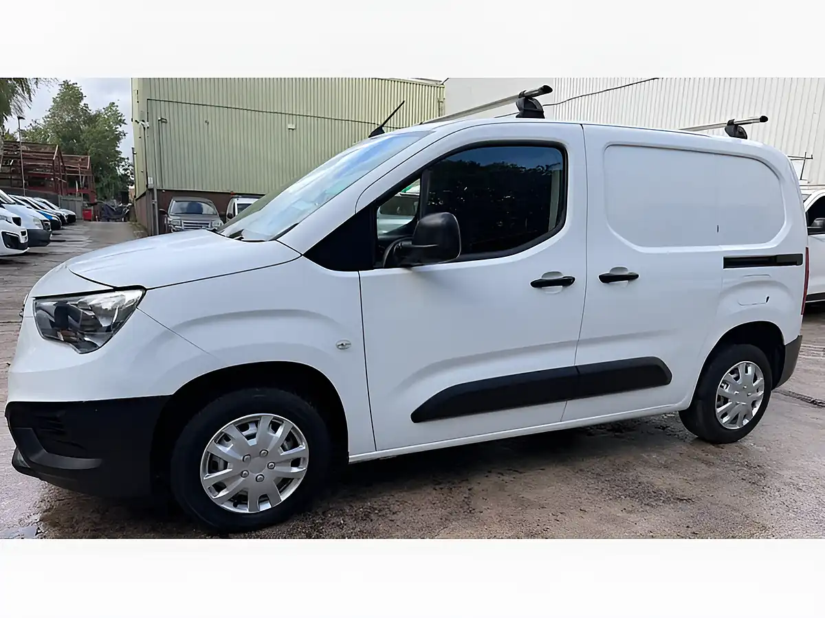 Used 2022 Vauxhall Combo Dynamic White - Interior and Exterior details 12