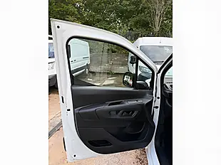Used 2022 Vauxhall Combo Dynamic White - Interior and Exterior details 18