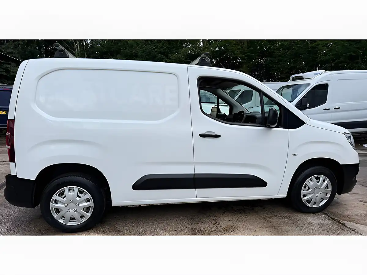 Used 2022 Vauxhall Combo Dynamic White - Interior and Exterior details 7