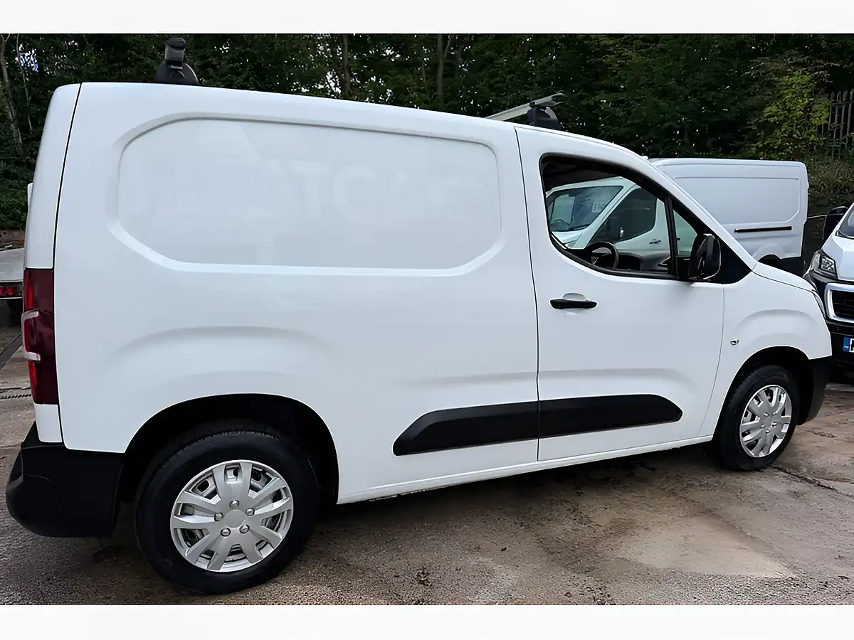 Used 2022 Vauxhall Combo Dynamic White - Interior and Exterior details 8