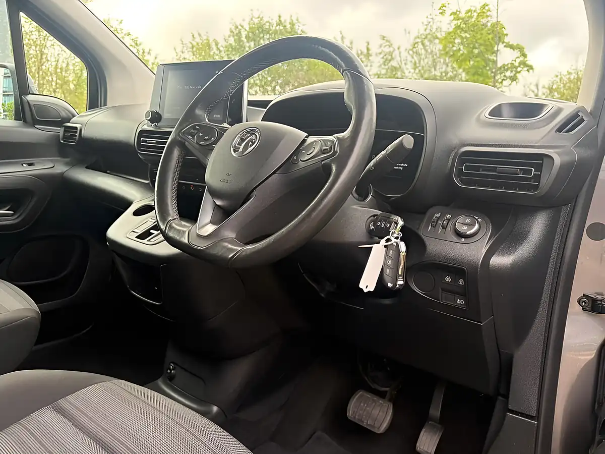 Used 2022 Vauxhall Combo Life Electric Se Grey - Interior and Exterior details 10