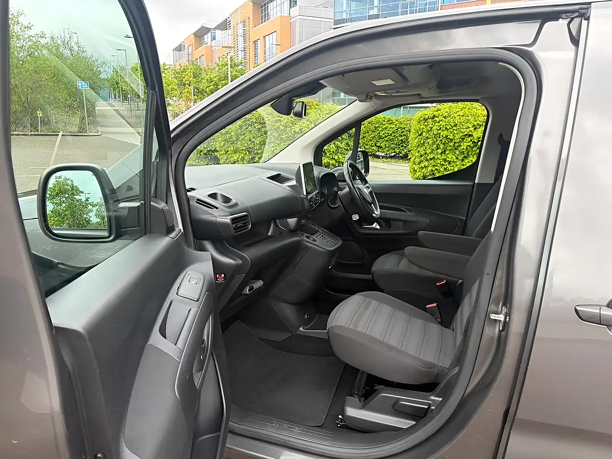 Used 2022 Vauxhall Combo Life Electric Se Grey - Interior and Exterior details 19