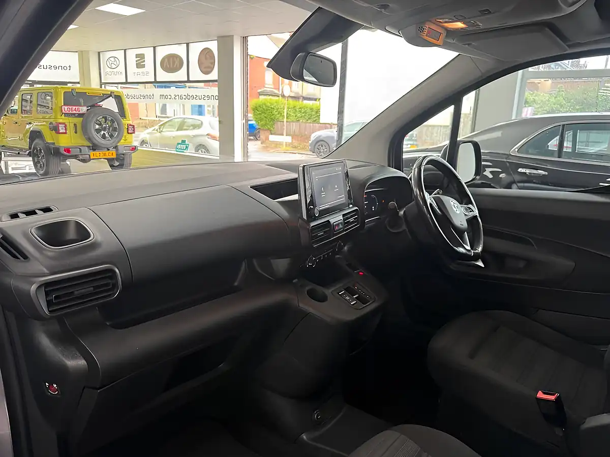 Used 2022 Vauxhall Combo Life Electric Se Grey - Interior and Exterior details 12