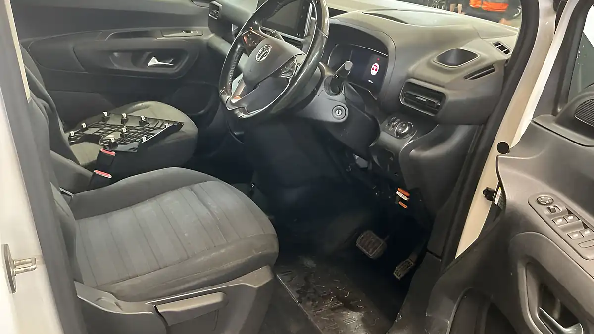 Used 2022 Vauxhall Combo Life Electric Se White - Interior and Exterior details 12